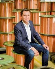 Im kleinen Escholzmatt tätig: «Drahtzieher» und Elektrisola-Geschäftsführer Benno Zemp inmitten der produzierten Kupferdrähte. Bis zu 1000 Kilometer aufgewickelter Draht befinden sich auf einer einzigen Spule.