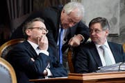 Isidor Baumann (von rechts) bespricht sich mit Rene Imoberdorf (VS) und Pirmin Bischof (SO), alle CVP. (Bild: Keystone/Lukas Lehmann)