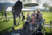 Kameraleute,Regieverantwortliche, Schauspieler, Statisten und Aufnahmeleiter schauen sich die Szenen auf einem Bildschirm an. (Bild: Boris Bürgisser (5. September 2017))