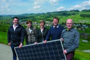 Adrian Scherer (Leiter Energietechnik CKW Conex), Esther Denzler (Leiterin Geschäftsbereich Energie CKW), Christine Bouvard Marty (Gemeindepräsidentin Schüpfheim), Urs Felder (Präsident Energiekommission Schüpfheim), Franz Kuster (Leiter Geschäftsstelle Schüpfheim CKW Conex, von links) mit einem Solarpanel. (Bild: PD)