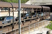 Ein Zug verlässt den Furka-Tunnel. (Bild rem)