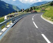 Die Klausenpassstrasse im Gebiet Äbnet nach den Verbesserungen. (Bild: Hartmut Schubert)