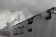 Die Feuerwehr beim Löschen des Brandes im Spritzwerk an der Schwerzistrasse. (Bild: Kantonspolizei Schwyz)