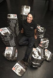 Paul Conrad (49) von Pizza Pronto mit seinen Pizza-Schachteln. Bild: Roger Grütter (Luzern, 7. Oktober 2016)