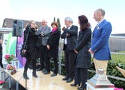 Eine Mitarbeiterin der Heime Kriens überreicht dem Verwaltungsrat ein Willkommensgeschenk. Als zweiter von links ist Sozialvorsteher Lothar Sidler, als vierter von links Verwaltungsratspräsident Marco Borsotti zu sehen. (Bild: PD)