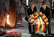 Aussenminister Sigmar Gabriel (rechts) und Botschafter Clemens von Goetze besuchten gestern die Holocaust-Gedenkstätte Yad Vashem in Israel. (Bild: Abir Sultan/EPA (Jerusalem, 24. April 2017))