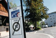 Die Signalisation auf dem Rigiplatz wurde angepasst. (Bild: Stefan Kaiser (Cham, 22. August 2017))