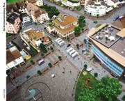 Die Überdachungen sollen eine Verknüpfung über die Chamerstrasse hinweg schaffen. (Bild: Visualisierung PD)