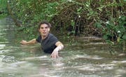 Passend zum ganzen Film geht Hauptfigur Léo (Damien Bonnard) unfreiwillig baden. (Bild: Xenix)