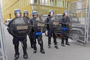 Die Luzerner Polizei präsentiert die neue Schutzbekleidung. Sie ist bequemer zu tragen, was besonders lange Einsätze angenehmer macht. (Symbolbild) (Bild: Luzerner Polizei)
