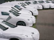 Neuwagen rollen ungebremst in die Schweiz: Allein im November wurden 1,3 Prozent mehr neue Autos eingelöst als noch im Vorjahresmonat. (Themenbild) (Bild: KEYSTONE/CHRISTIAN BEUTLER)