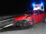 Der Autofahrer prallte in die Leitplanke und wurde leicht verletzt. (Bild: Kantonspolizei Schwyz (Steinen, 12. Oktober 2017))