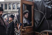 Erst geliebt, dann geächtet: Anna Karenina (Jelisaweta Bojarskaja) bewegt sich in der vornehmen St. Petersburger Gesellschaft. (Bild: Trigon)