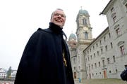 Abt Urban Federer, hier vor dem Kloster Einsiedeln. (Bild: Nadia Schärli / Neue LZ)