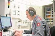 ... und Anlagenelektriker Simon Furrer. (Bild: Swiss Skills/Michael Zanghellini)