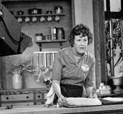 Julia Child im Jahr 1970 während einer Folge ihrer legendären Fernsehkochsendung «The French Chef». (Bild: AP)