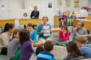 Lehrerin Christa Kohnen erzählt den Schulkindern in der Schule Altishofen am Tag der aufgeschlossenen Volksschulen eine Geschichte. (Bild: Roseline Troxler / Neue LZ)