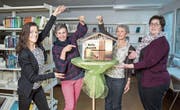 Das Projektteam in der Gemeindebibliothek, von links: Regina Kohler, Pia Helfenstein, Benita Ruckli und Projektleiterin Beatrice Fuchs. Mit dem «Hallo Ruswil»-Briefkasten sammeln sie Geschichten über das Dorfleben. (Bild: Manuela Jans-Koch (Ruswil, 26. Januar 2018))