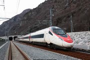 Einfach herrlich: Mit 200 km/h durch den Basistunnel düsen und sich nicht um den Autostau kümmern.
