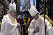 Der neue Abt des Klosters Einsiedeln, Urban Federer (rechts) und Bischof Markus Büchel beim Gottesdienst während der Amtseinsetzung im Kloster Einsiedeln. (Bild: Keystone)