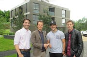 Schlüsselübergabe mit Leiter der Hockey Academy Lars Weibel, Stephan Häusler von der Heinz Häusler AG und Spielern Yves Brantschen und Thomas Lust. (Bild: pd)