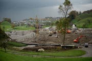 Bald können in Nidwalden sämtliche grundstücksbezogenen Informationen als Gesamtpaket elektronisch abgefragt werden. Auf dem Bild: Die Baustelle Träschlibach in Beckenried, fotografiert am 21. Oktober 2015. (Bild Corinne Glanzmann (Beckenried, 21. Oktober 2015))