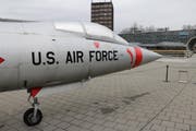 Kampfjet im Verkehrshaus Luzern für die neue Sonderausstellung «Die Schweiz fliegt!», die Ende März beginnt. (Bild: Lucien Rahm (Luzern, 26. Januar 2018))