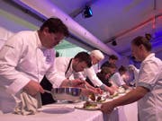 Teamwork und volle Konzentration: Pierrot Ayer (vorne links) vom «Les Perolles» in Fribourg (18 Gault-Millau-Punkte) am Genuss-Film-Festival Zug. (Bild: PD)