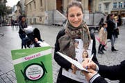 Bald ein Bild mit Seltenheitswert? Die Waadtländer Nationalrätin Adèle Thorens (Grüne) beim Unterschriftensammeln für die Fair-Food-Initiative. Das Bild stammt vom Oktober 2014. (Bild: Keystone/Jean-Christophe Bott)