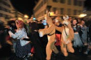 An der Urner Fasnacht ging es hoch zu und her. Da und dort musste die Polizei eingreifen. (Bild Urs Hanhart)