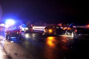 Gleich fünf Autos waren in den Unfall auf der A4 involviert. (Bild: Zuger Polizei (Cham, 6. November 2017))