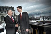Kurt Sidler (links), Präsident des neuen Raiffeisen-Regionalverbandes und Oliver Britschgi, Vorstandsmitglied desselben Verbandes. (Bild: Boris Bürgisser)