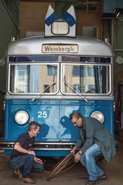 Christian Zumsteg (links) und Walter Heimann im VBL-Depot. (Bild: Nadia Schärli (Luzern, 19. September 2016))
