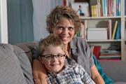 Mattias (12) mit seiner Mutter Maria Fries zu Hause in Neuenkirch. Der Bub hat die Muskelkrankheit Duchenne. (Bild: Corinne Glanzmann / Neue LZ)