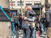 Die Pariser Bevölkerung trauert um den Polizisten, der am Donnerstagabend getötet wurde. (Bild: Christophe Petit Tesson/EPA (Paris, 21. April 2017))