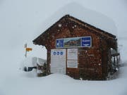 Das Kassenhäuschen versinkt im Schnee. (Bild: PD)
