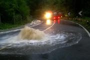 Eine Wasserfontäne auf der Baarerstrasse bei Blickensdorf im Kanton Zug. (Bild: Tiefbauamt Zug)