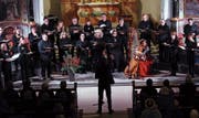 Der Chor Xang mit Praxedis Rütti an der Harfe in der Pfarrkirche St. Matthias in Steinhausen.