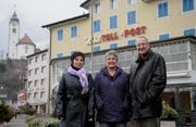 Wirtin Mireille Gisler (links) mit den neuen Besitzern, José und Peter Briker-van Kerkhof, vor dem Hotel Tell und Post in Flüelen. (Bild Urs Hanhart/Neue UZ)