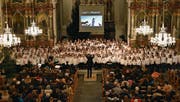 Auch optisch beeindruckend: die 200 jungen Sängerinnen und Sänger in der Kirche St. Martin. (Bild: PD)