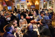 Fondue im «House of Switzerland» (Bild: Keystone)