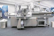 Die neue Komax-Kabelverarbeitungsmaschine Alpha 530. (Bild: Nadia Schärli (Dierikon, 26. September 2017))