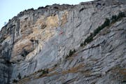 Ein Helikopter der Rega bei der Bergung des verunglückten Speedflyer-Piloten. (Bild: Kapo Obwalden)