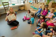 Eine Kindergärtnerin erklärt den Kindern etwas. (Symbolbild) (Bild: Dominik Wunderli)