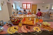 Das lieben die Bauernhof-Gäste: Gepflegtes Ambiente und ein tolles Frühstück. (Bild: Perretfoto.ch)