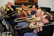 Die Chatzemusig Luzern probt im Schulhaus Utenberg für die Fasnacht. (Bild Boris Bürgisser/Neue LZ)