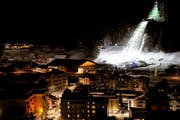 Die beleuchtete Sprungschanze in Engelberg. (Bild: Keystone)