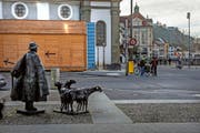 Der Theaterplatz mit der «Theaterbox» und Rolf Brems «Schafhirt mit Schafen» (links). Bild: Nadia Schärli (Luzern, 15. November 2016)