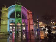 Ein Test der geplanten Lichtshow beim Torbogen am Bahnhof Luzern. (Bild: PD)