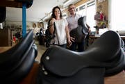 Seit 50 Jahren produziert Röösli Sattelbau für Reiter und Ross. Unser Bild zeigt Jasmin und Urs Röösli, sie führen die Geschäfte in Schachen in zweiter Generation. (Bild Corinne Glanzmann)